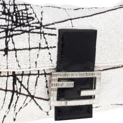 مملو�كة مسبقًا Fendi Black and White Beaded Limited Edition Baguette