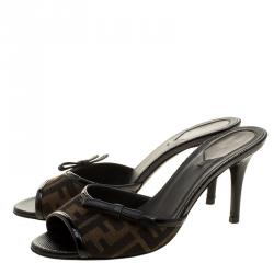 Pre Owned صندل سلايد فندي كانفاس زوكا توباكو أسود وجلد لامع مقاس 38