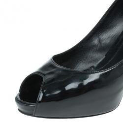 مملوكة مسبقًا Fendi Black Patent Leather Zucca Print Heel Peep Toe Pumps Size 38.5