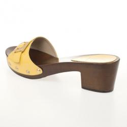 مملوكة مسبقًا Fendi Yellow Patent Leather Wooden Buckle Opera Clogs Size 38