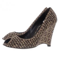 مملوكة مسبقًا حذاء فندي كانفاس بيج زوكينو مقدمة مفتوحة وكعب وتدي مقاس 39