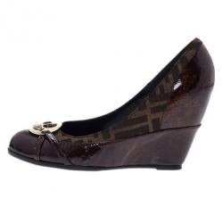 مملوكة مسبقًا Fendi Brown Patent Leather and Canvas Logo Plate Wedge Pumps Size 38.5