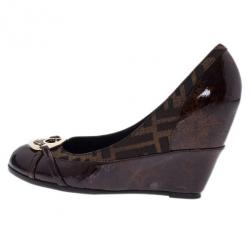 مملوكة مسبقًا Fendi Brown Patent Leather and Canvas Logo Plate Wedge Pumps Size 38.5