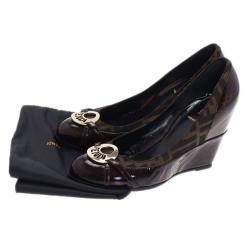 مملوكة مسبقًا Fendi Brown Patent Leather and Canvas Logo Plate Wedge Pumps Size 38.5