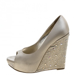 مملوكة مسبقًا حذاء كعب عالي جينا ساتان بيج مزخرف كريستال كعب روكي مقدمة مفتوحة نعل سميك مقاس 37