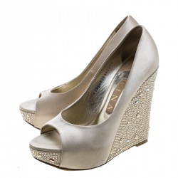 مملوكة مسبقًا حذاء كعب عالي جينا ساتان بيج مزخرف كريستال كعب روكي مقدمة مفتوحة نعل سميك مقاس 37