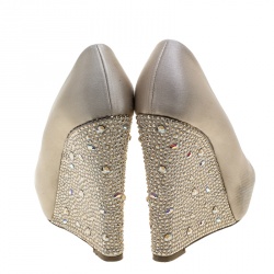 مملوكة مسبقًا حذاء كعب عالي جينا ساتان بيج مزخرف كريستال كعب روكي مقدمة مفتوحة نعل سميك مقاس 37