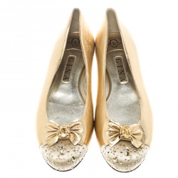 مملوكة مسبقًا حذاء فلات باليه جينا فيونكة غطاء مقدمة مزخرف كريستال ساتان وجلد بيج/ ذهبي ميتالك مقاس 41