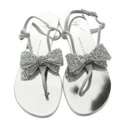 مملوكة مسبقًا صندل جوسيبي زانوتي بإصبع فلات فيونكة زخرفة كريستال روك سويدي بيج مقاس 36