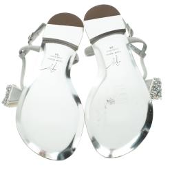 مملوكة مسبقًا صندل جوسيبي زانوتي بإصبع فلات فيونكة زخرفة كريستال روك سويدي بيج مقاس 36