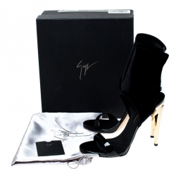 مملوكة مسبقًا صندل جوسيبي زانوتي كعب عالي قطيفة أسود مقاس 39.5