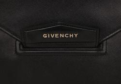 مملوكة مسبقًا Givenchy Nero Leather Antigona Envelope Clutch