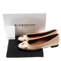 مملوكة مسبقًا Givenchy Beige Patent Whipstitch Detail Star Studded Ballet Flats Size 39.5