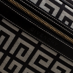 مملوكة مسبقًا حقيبة كروس جيفنشي جلد وكانفاس شهير بيضاء/ سوداء