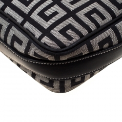 مملوكة مسبقًا حقيبة كروس جيفنشي جلد وكانفاس شهير بيضاء/ سوداء