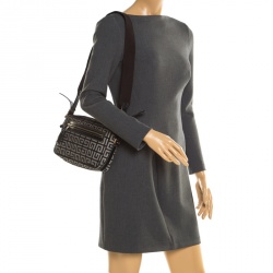 مملوكة مسبقًا حقيبة كروس جيفنشي جلد وكانفاس شهير بيضاء/ سوداء