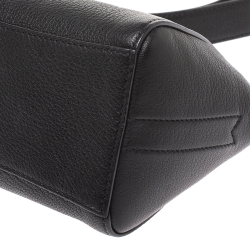 مملوكة مسبقًا Givenchy Black Leather Antigona Wristlet 