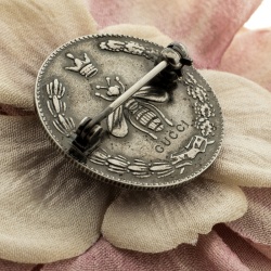 مملوكة مسبقًا بروش غوتشي وردة حرير بنفسجي وأبيض