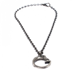 مملوكة مسبقًا قلادة غوتشي بدلاية اسكوت G رأس حصان فضية