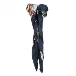 مملوكة مسبقًا Gucci Black and White Silk Floral Square Scarf