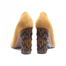 مملوكة مسبقًا Gucci Beige Suede Dahlia Bamboo Heel Pumps Size 39.5