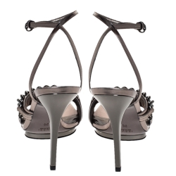 مملوكة مسبقًا صندل غوتشي ملتف حول الكاحل تفاصيل سلسلة جي جي جلد رمادي ميتالك مقاس 36