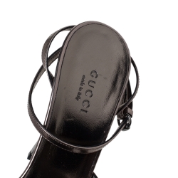 مملوكة مسبقًا صندل غوتشي ملتف حول الكاحل تفاصيل سلسلة جي جي جلد رمادي ميتالك مقاس 36