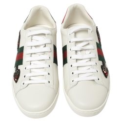 مملوكة مسبقًا حذاء رياضي غوتشي أيس جلد أبيض عنق منخفض مزخرف بحلية سهم مقاس 38.5