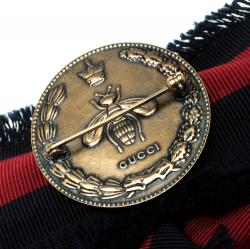 مملوكة مسبقًا بروش غوتشي شريط حرير مضلع نمط ويب أحمر/أزرق فيونكة