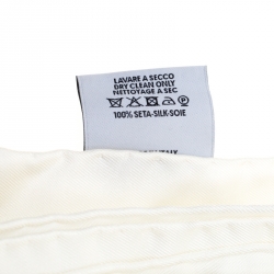 Pre Owned وشاح غوتشي فيتوريو أكورنيرو حرير أبيض مورد مطبوع مربع