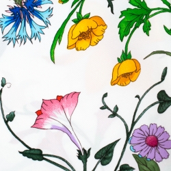 Pre Owned وشاح غوتشي فيتوريو أكورنيرو حرير أبيض مورد مطبوع مربع