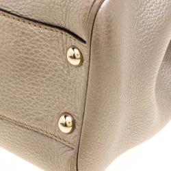 مملوكة مسبقًا حقيبة يد غوتشي جلد بيج ميتاليك بحمالة علوية من البامبو