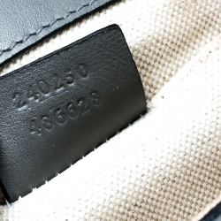 مملوكة مسبقًا Gucci Grey Patent Leather Clutch 