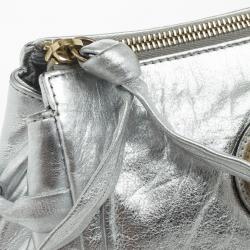 مملوكة مسبقًا Gucci Silver Metallic Patent ‘Hysteria’ Clutch