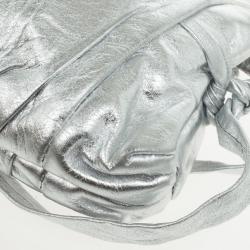 مملوكة مسبقًا Gucci Silver Metallic Patent ‘Hysteria’ Clutch
