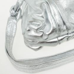 مملوكة مسبقًا Gucci Silver Metallic Patent ‘Hysteria’ Clutch