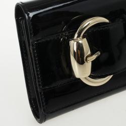مملوكة مسبقًا Gucci Black Patent Leather Buckle Clutch
