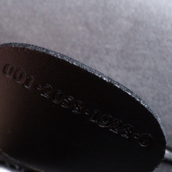 مملوكة مسبقًا حقيبة يد صغيرة غوتشي إطار جلد رمادية ميتالك