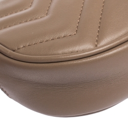 مملوكة مسبقًا حقيبة خصر غوتشي "مارمونت" مزينة بشعار الماركة جي جي جلد ماتيلاس بيج