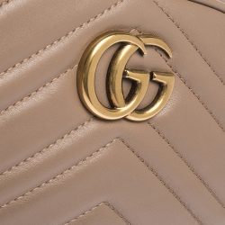 مملوكة مسبقًا حقيبة خصر غوتشي "مارمونت" مزينة بشعار الماركة جي جي جلد ماتيلاس بيج