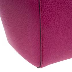 مملوكة مسبقًا حقيبة غوتشي سوينغ جلد فوشيا