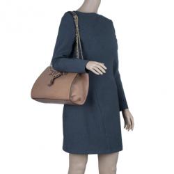 مملوكة مسبقًا Gucci Nude Leather Large Emily Chain Shoulder Bag