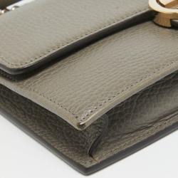 مملوكة مسبقًا Gucci Grey Leather Interlocking G Wallet On Chain