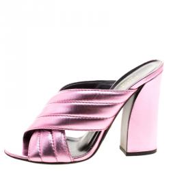 مملوكة مسبقًا صندل سلايد غوتشي سيليفيا جلد وردي ميتاليك كروس مقاس 38.5