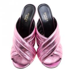 مملوكة مسبقًا صندل سلايد غوتشي سيليفيا جلد وردي ميتاليك كروس مقاس 38.5