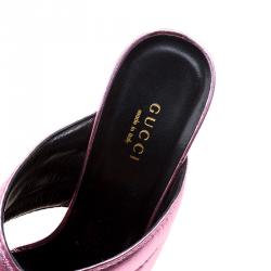 مملوكة مسبقًا صندل سلايد غوتشي سيليفيا جلد وردي ميتاليك كروس مقاس 38.5