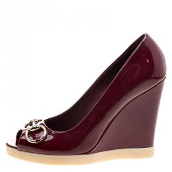 Pre Owned Gucci Cherry Red Patent Leather Horsebit Peep Toe Wedge Pumps Size 38.5