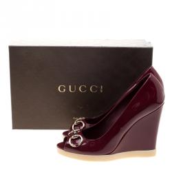 Pre Owned Gucci Cherry Red Patent Leather Horsebit Peep Toe Wedge Pumps Size 38.5