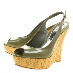 مملوكة مسبقًا Gucci Green Patent Leather Strafish Raffia Wedge Slingback Platform Sandals Size 39