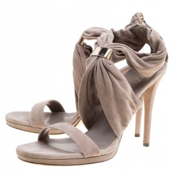 مملوكة مسبقًا صندل غوتشي كاري سويدي رصاصي مقدمة مفتوحة نعل سميك مقاس 40.5